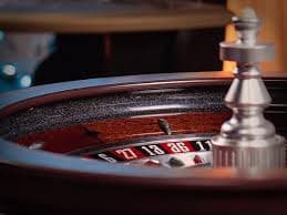 Live roulette table on msislot login with real dealer spinning the wheel